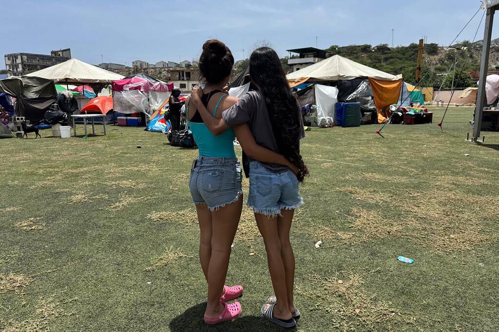 Dos amigas de la infancia y ahora desplazadas por el terremoto, en el estadio César Nieves de La Guaira.